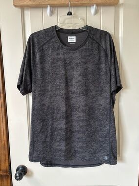 Like new!! Prana Men's Short-Sleeve Performance Tee in Charcoal Heathered Gray